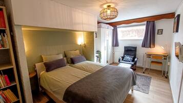 3 bedrooms, in-room safe, desk, iron/ironing board