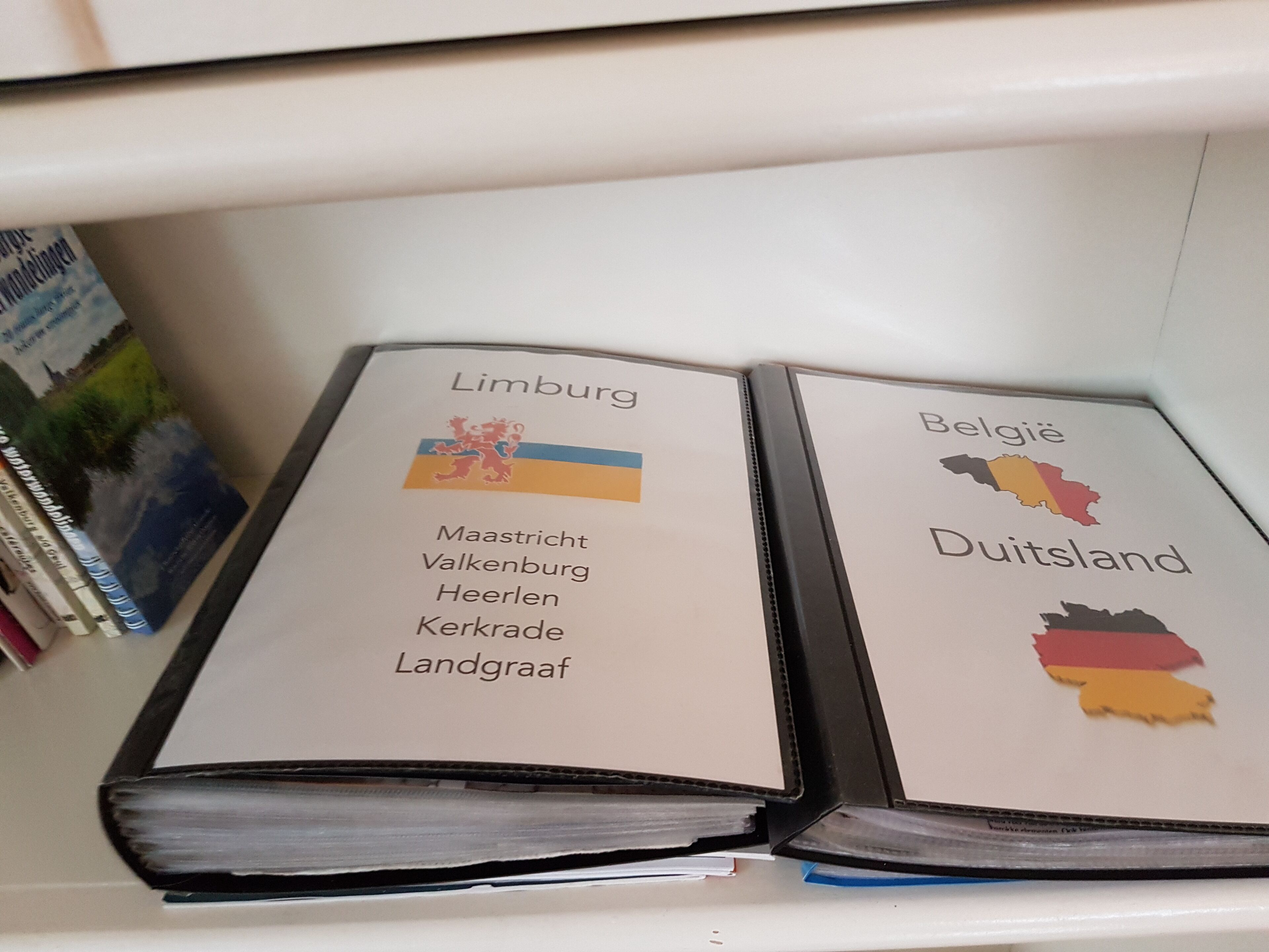 Dos libros abiertos con mapas y nombres de regiones.