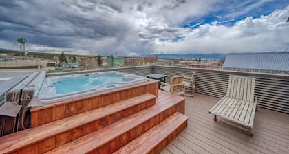 Lost City Lodge. Hot Tub! Downtown retreat with rooftop sauna and fire pit!