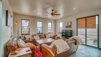 Una televisión, un reproductor de DVD, un reproductor estéreo