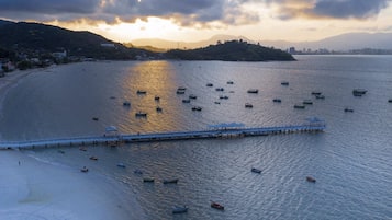 Una playa cerca, arena blanca