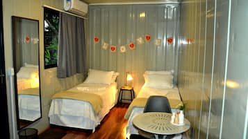 Chambre Double ou avec lits jumeaux | Rideaux occultants, fer et planche Ă repasser, Wi-Fi gratuit