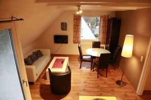 Comfort Duplex (3C incl. Cleaning Fee 35 EUR) | Living area | 32-inch LED TV with cable channels, TV - Hansa Apartments Hamburg (Hamburg)