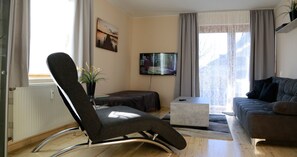 Apartment (B2 incl. Cleaning Fee 35 EUR) | Living area | 32-inch LED TV with cable channels, TV - Hansa Apartments Hamburg (Hamburg)