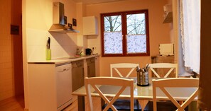 Apartment (B2 incl. Cleaning Fee 35 EUR) | Cucina privata | Mini-frigorifero, microonde, piano cottura, lavastoviglie