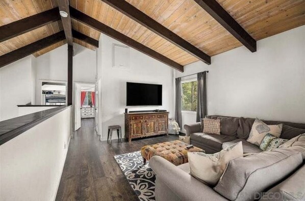 Smart TV, fireplace, books, stereo