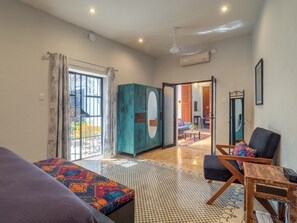 2 Schlafzimmer, hochwertige Bettwaren, Schreibtisch