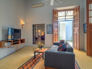 Smart-TV, Bücher, Stereoanlage