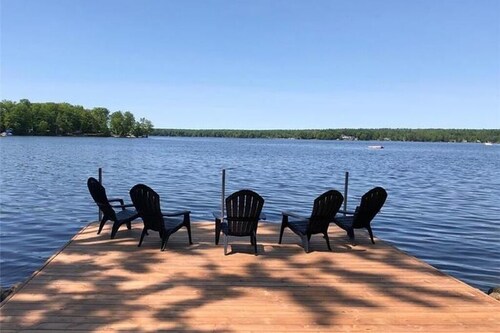 Beautiful Upper Buckhorn Lake Waterfront Cottage - 2 min to town