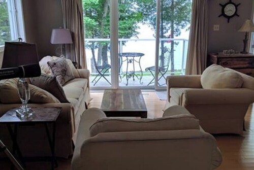 Beautiful Upper Buckhorn Lake Waterfront Cottage - 2 min to town