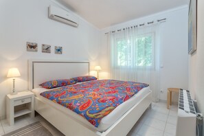 3 bedrooms, in-room safe, iron/ironing board, WiFi