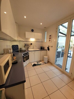 Réfrigérateur, micro-ondes, four, lave-vaisselle