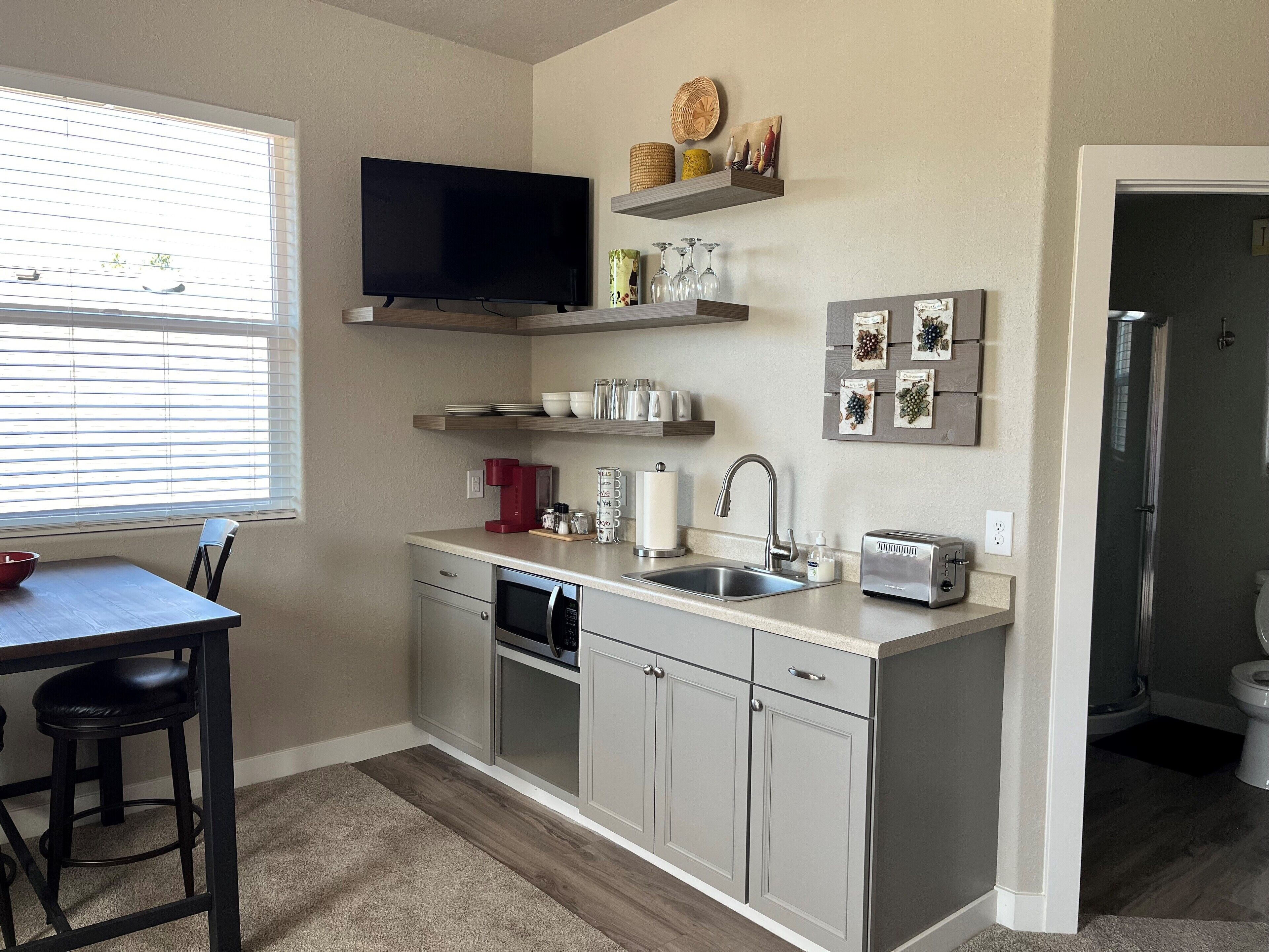 Réfrigérateur, micro-ondes, cafetière/bouilloire, grille-pain