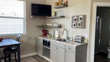 Réfrigérateur, micro-ondes, cafetière/bouilloire, grille-pain