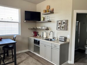 Refrigerador, microondas, cafetera y tetera y tostadora 