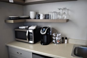 Réfrigérateur, micro-ondes, cafetière/bouilloire, grille-pain