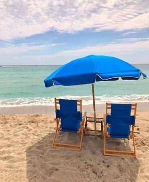 Una spiaggia nelle vicinanze, lettini da mare, teli da spiaggia