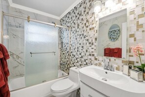 Combined shower/tub, hair dryer, towels, toilet paper - BRAVADO BREEZE BEACH HOUSE (Palm Beach Shores)