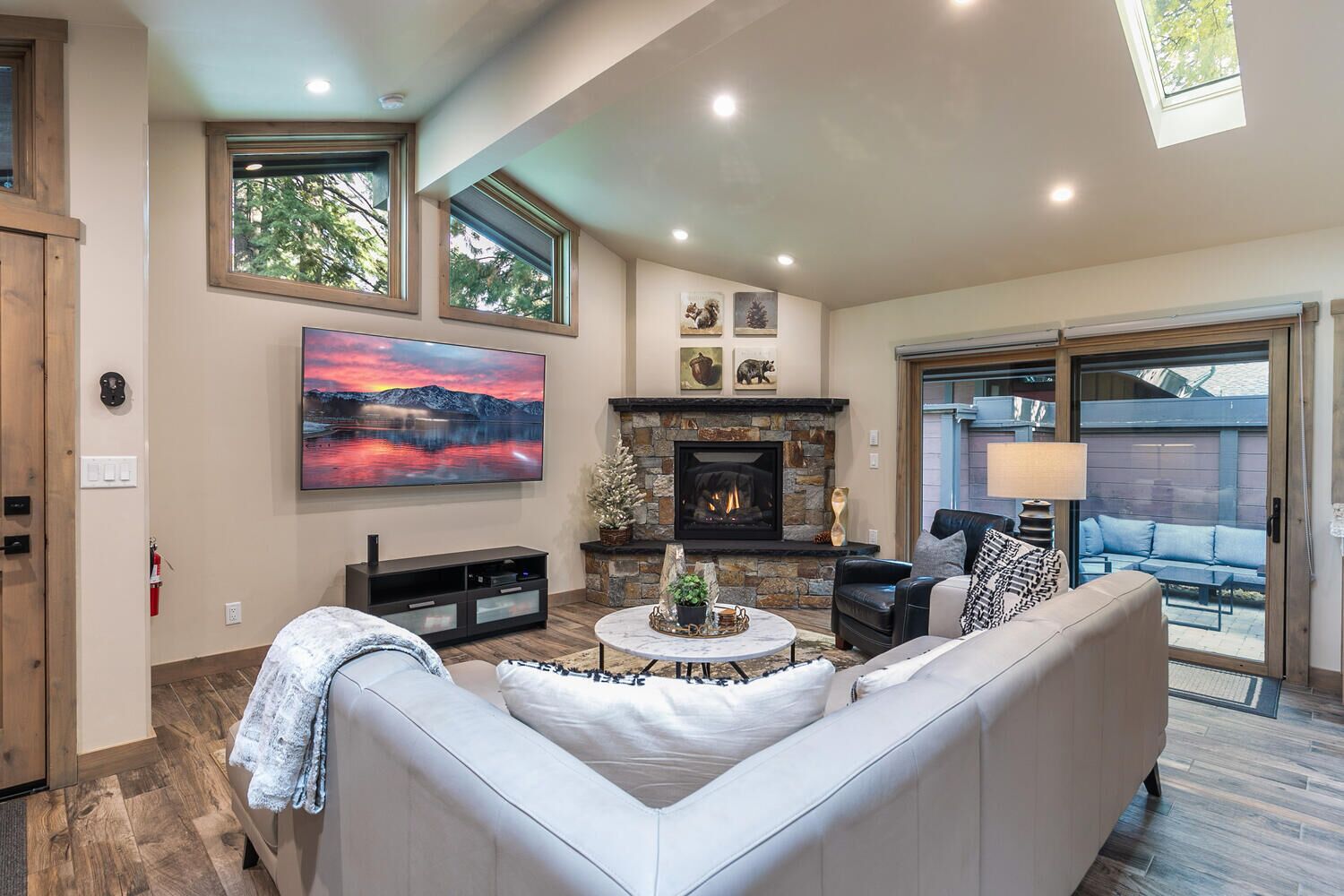 Luxury Home w/Forest View on Lake Front Property-Pier/Pool/Tennis-Walk to Town
