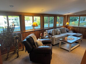 Smart-tv, dvd-spelare, ett bordtennisbord och böcker