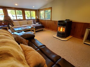 Smart-tv, dvd-spelare, ett bordtennisbord och böcker