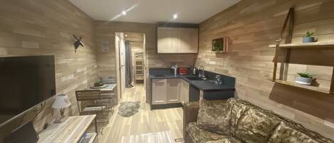 Télévision, lecteur de DVD, livres, chaßne hi-fi