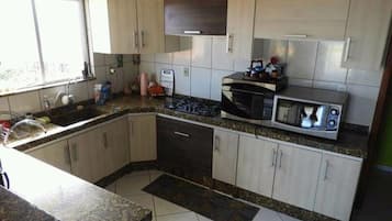 Geladeira, micro-ondas, fogão, talheres/pratos/utensílios de cozinha