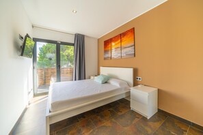 3 bedrooms, iron/ironing board, free WiFi, bed sheets - Elvira: Pleasant house with communal pool located in a quiet area (L'Escala)