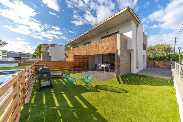 Outdoor dining - Elvira: Pleasant house with communal pool located in a quiet area (L'Escala)