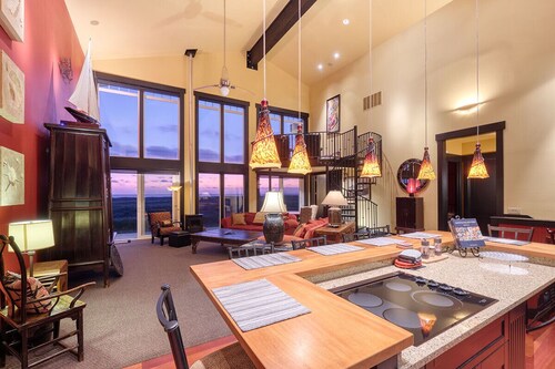 Castle of Westeros - luxury oceanfront house, pet-friendly, EV level 2 charger