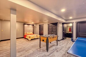 3 habitaciones, escritorio y tabla de planchar con plancha 