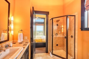 Bathtub, hair dryer, towels, soap - Castle of Westeros - luxury oceanfront house, pet-friendly, EV level 2 charger (Ocean Park)
