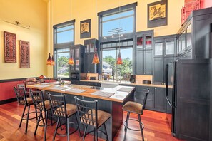 Køleskab, mikrobølgeovn, ovn, kogeplade