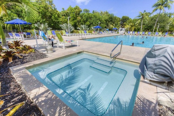 Una piscina al aire libre, una piscina climatizada