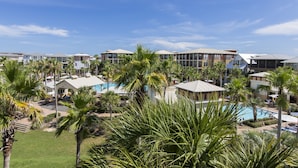 Un resort con varias edificaciones, piscina y palmeras.