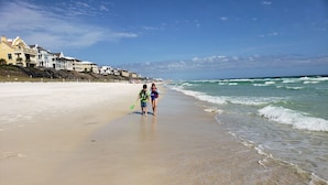 Una playa con una hilera de edificios al fondo.