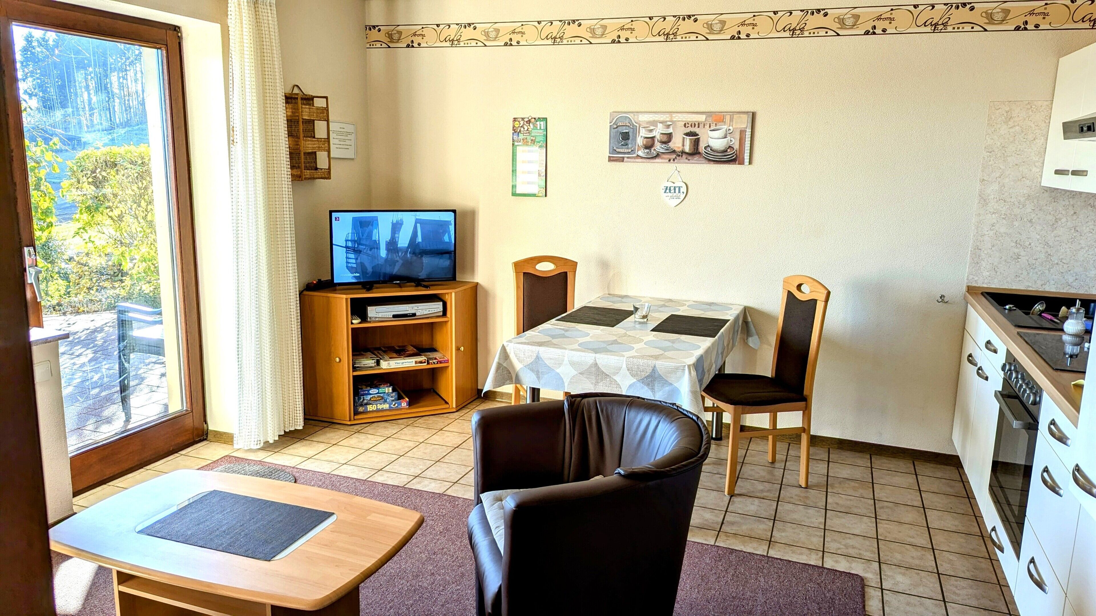 Comfort Apartement (40qm) mit Terrasse und kostenlosem WLAN-Essecke mit Fernseher