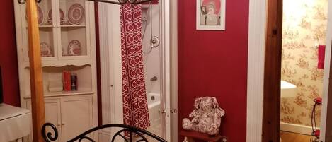 Douche, sèche-cheveux, serviettes fournies