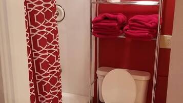 Douche, sèche-cheveux, serviettes fournies