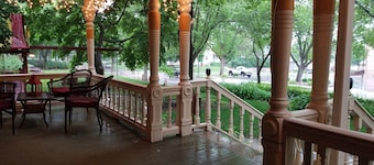 Historic Victorian Inn Red Suite
