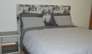 4 bedrooms, iron/ironing board, WiFi, bed sheets - 8 Sleeper Kingsize Vacation Home Rental Springside Road, Hillcrest Park, Durban (Hillcrest)