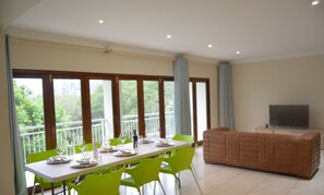 Dining - 8 Sleeper Kingsize Vacation Home Rental Springside Road, Hillcrest Park, Durban (Hillcrest)