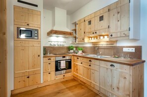 Fridge, microwave, oven, stovetop - Ferienwohnung "Scheunentor", 63 qm Obergeschoss, 2 separate Schlafzimmer (Höslwang)