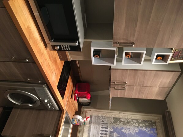 Réfrigérateur, bouilloire électrique, moulin à café