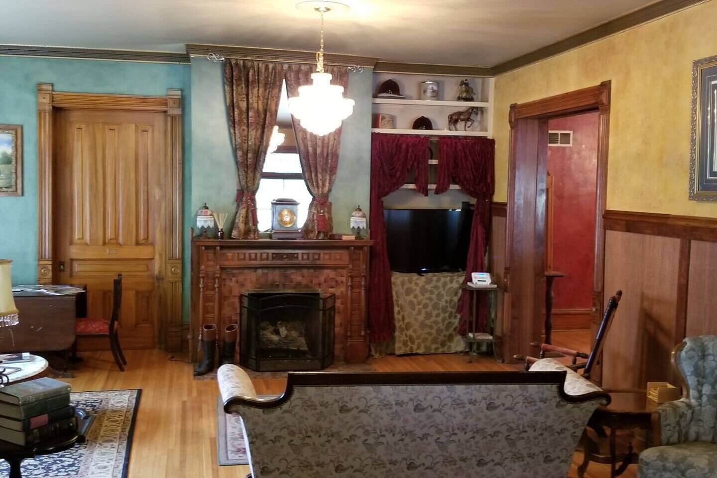 TV connectée, cheminée, jeux vidéo, lecteur de DVD