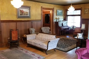 Smart TV, fireplace, video games, DVD player - Historic Victorian Inn Gold Suite (Sioux Falls)