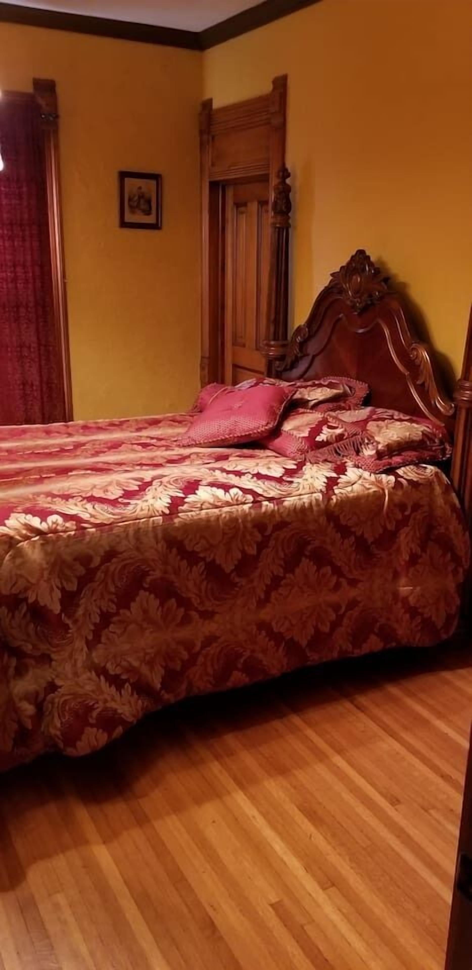 1 chambre, bureau, fer et planche à repasser, lit parapluie