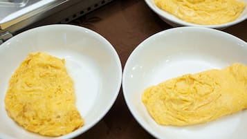 Tres boles blancos con tortillas sobre una mesa.