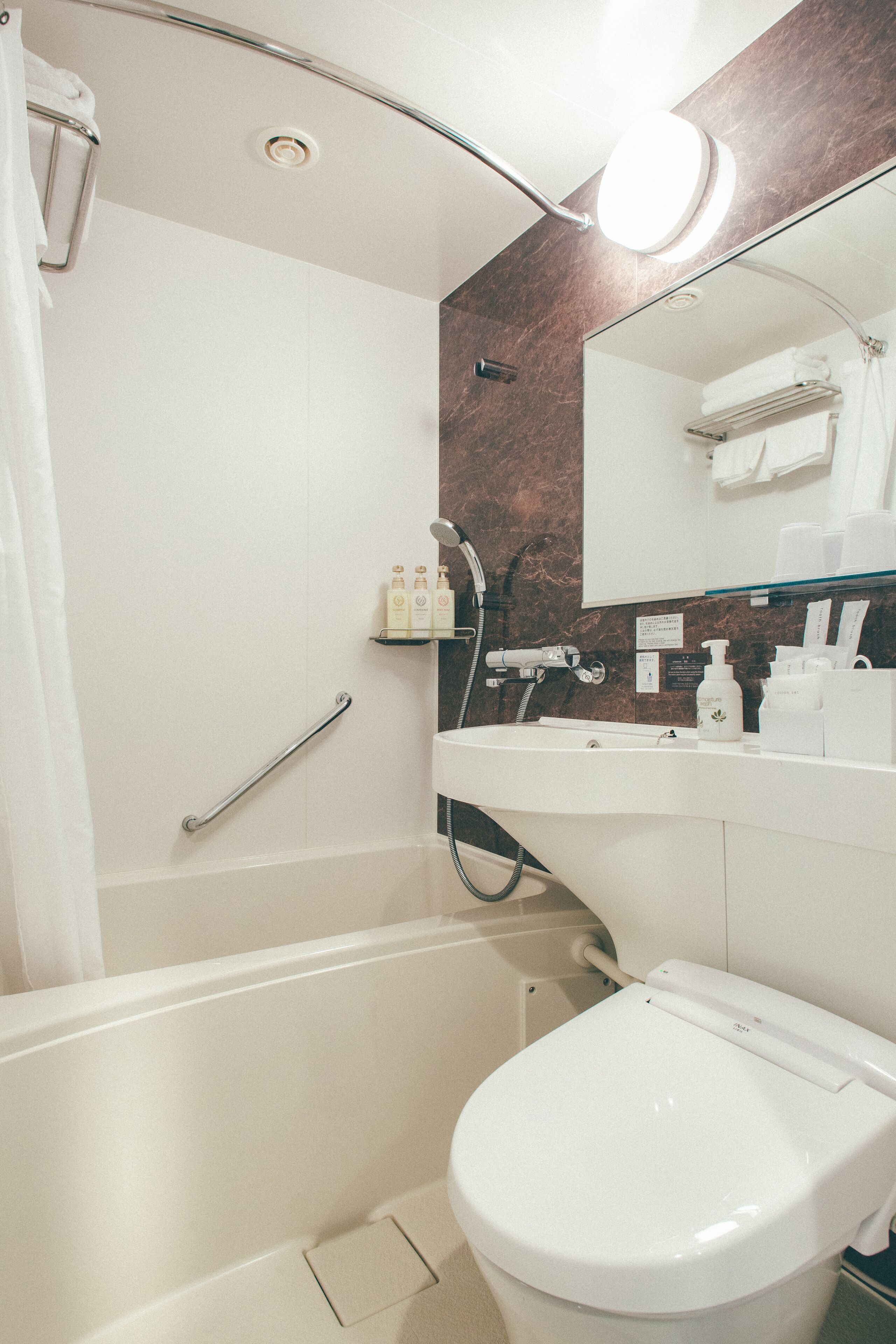 combined shower/bathtub, free toiletries, hair dryer, slippers