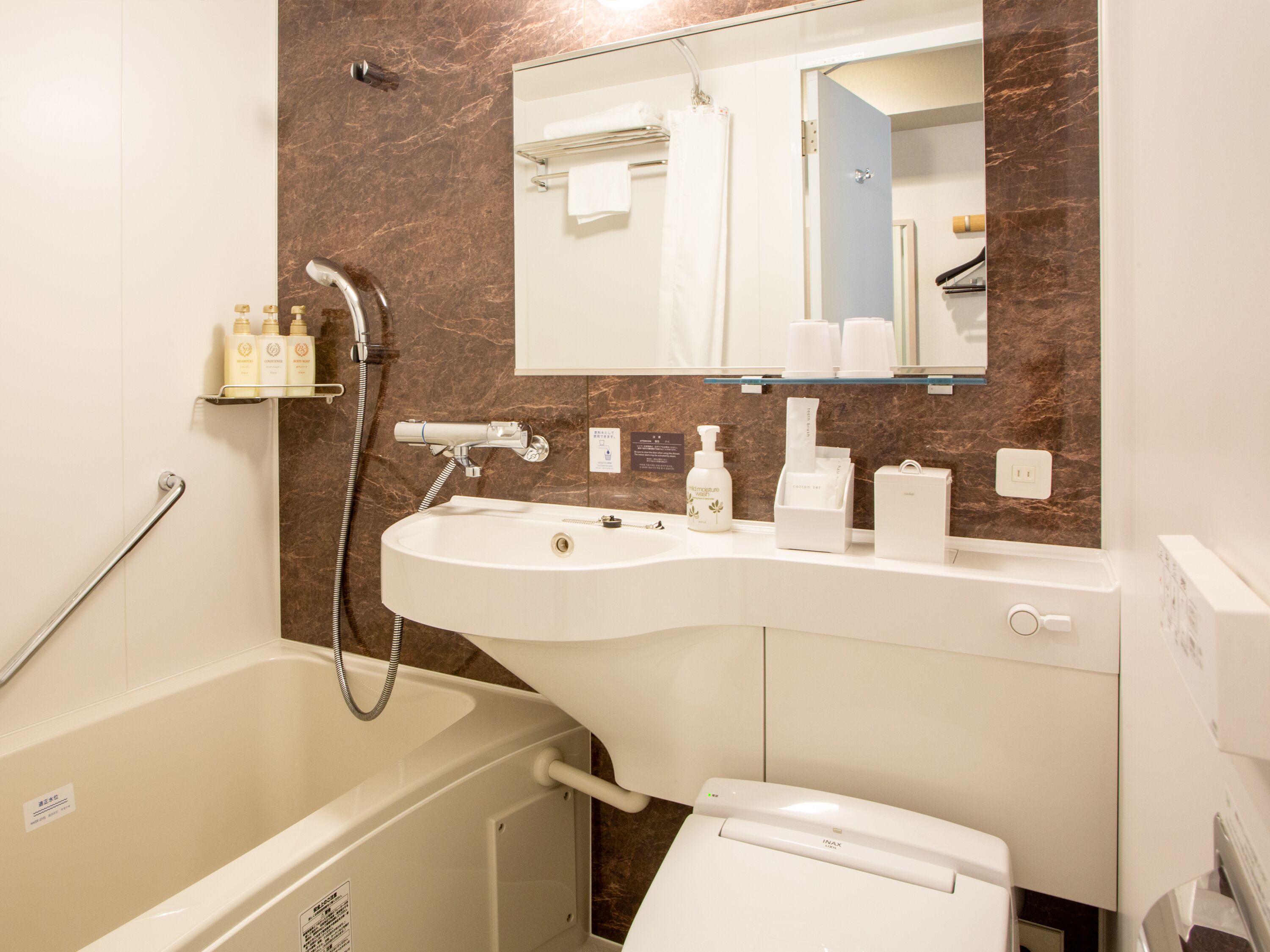 combined shower/bathtub, free toiletries, hair dryer, slippers